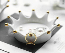 Load image into Gallery viewer, Queen Jewellery Holder