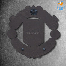 Load image into Gallery viewer, Manchester United Engraved Wooden Crest